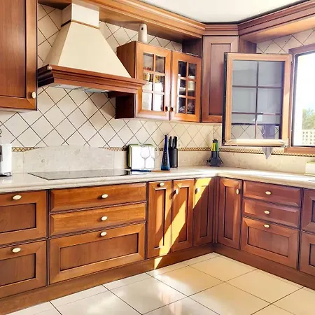 Enjoy House With Large Pool & Jacuzzi Лос-Эстанкос